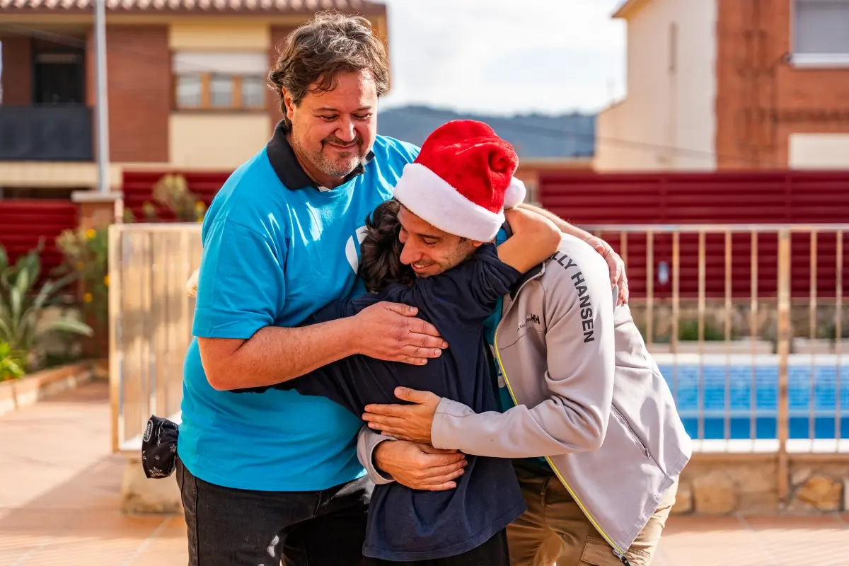 Dos personas voluntarias de HP abrazando a un niño del centro de Intress