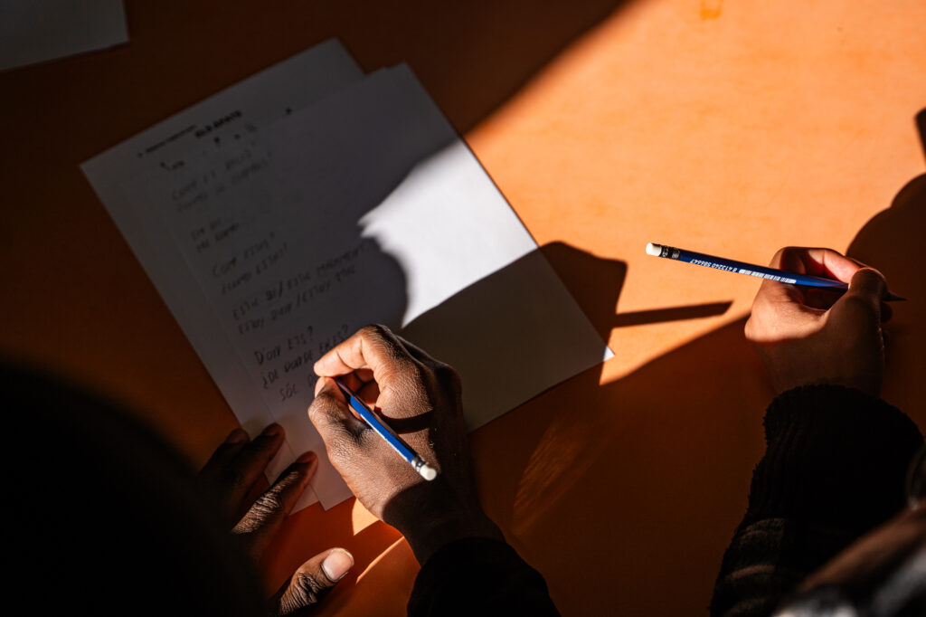 Foto de un joven aprendiendo a escribir frases básicas en catalán y en castellano (DAI Merak, Intress)